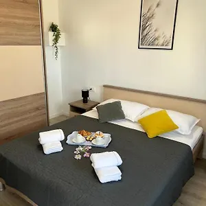 https://apartman-ana-crno.hotelinzadar.com